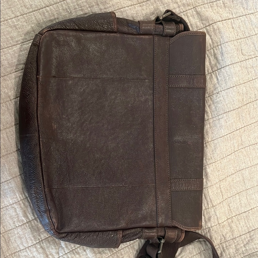 Fossil Brown Leather Messenger Bag with Classic Design - Picture 6 of 9